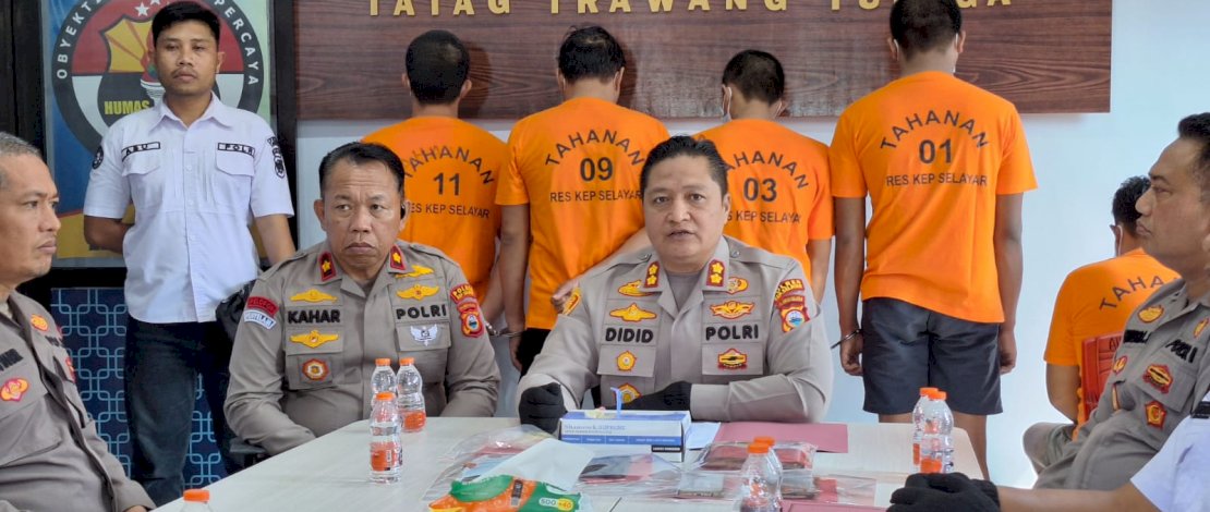 Seluruh tersangka kasus narkoba berikut barang buktinya dihadirkan dalam Konferensi Pers yang disampaikan secara langsung oleh Kapolres Kepulauan Selayar, AKBP Didid Imawan, di Mapolres Selayar, Rabu, 6 Agustus 2025. 