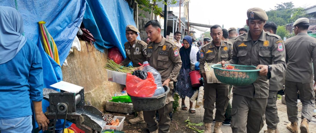 Penertiban pedagang kaki lima yang beraktivitas di kawasan Kanal Jongaya dan di depan Pasar Pa'baeng-baeng, Kecamatan Tamalate, berlangsung Kamis, 7 Agustus 2025. Penertiban pedagang kaki lima yang beraktivitas di kawasan Kanal Jongaya dan di depan Pasar Pa'baeng-baeng, Kecamatan Tamalate, berlangsung Kamis, 7 Agustus 2025.