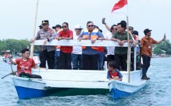 Pawai Perahu Merah Putih Warnai HUT ke-80 RI di Takalar, Bupati Tegaskan Komitmen untuk Nelayan