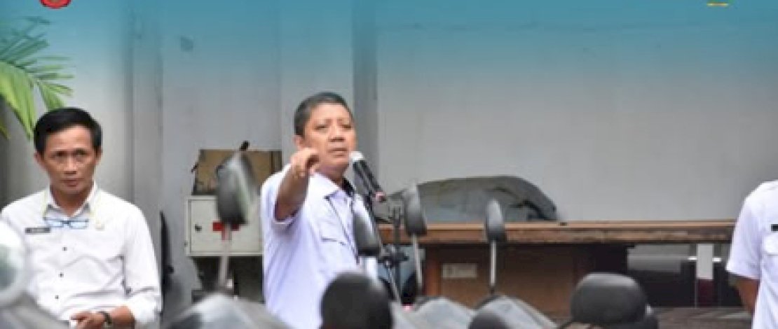 Kepala Dinas Sosial Kota Makassar, Andi Bukti Djufrie, memimpin apel pagi perdana pasca pelantikannya, Rabu (18/6), di halaman Kantor Dinas Sosial.