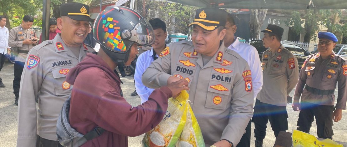 Kapolres Kepulauan Selayar, AKBP Didid Imawan, meninjau langsung antusiasme warga pada pelaksanaan Gerakan Pangan Murah (GPM), Senin, 11 Agustus 2025, yang digelar di depan Mapolres. Kapolres Kepulauan Selayar, AKBP Didid Imawan, meninjau langsung antusiasme warga pada pelaksanaan Gerakan Pangan Murah (GPM), Senin, 11 Agustus 2025, yang digelar di depan Mapolres.