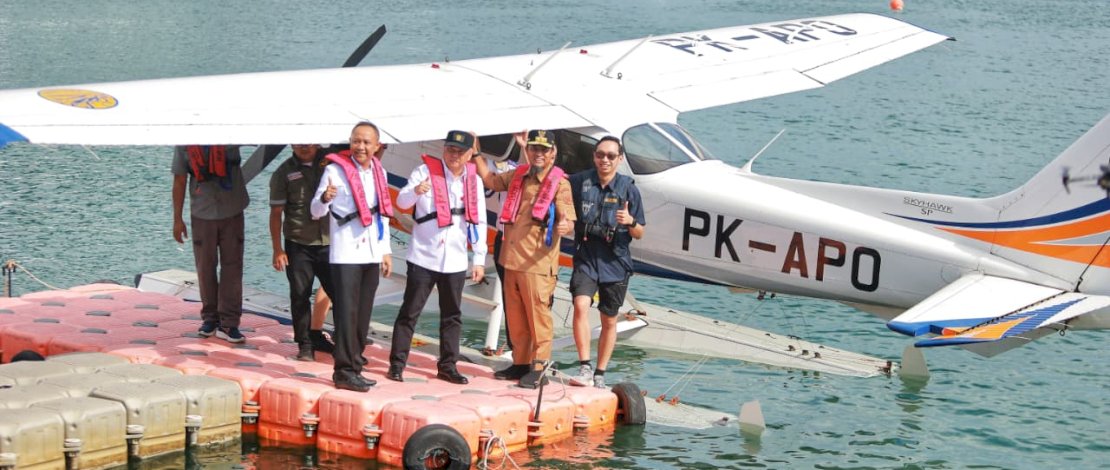 Satu unit pesawat Cessna 172S Skyhawk SP dengan kode registrasi PK-APO mendarat mulus di perairan CPI dalam rangkaian demo flight perdana.