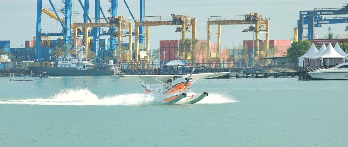FOTO:  Pemprov Sulsel Uji Coba Penerbangan Seaplane di Perairan CPI Makassar