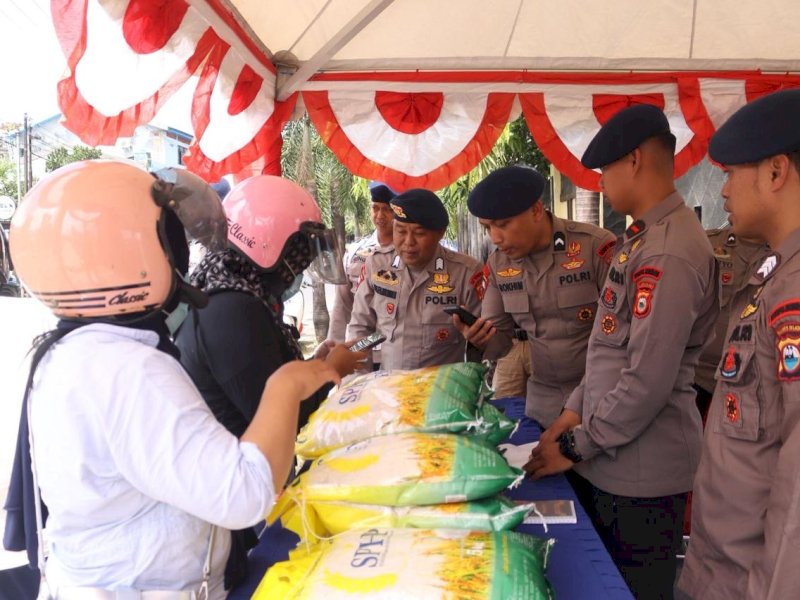 Masyarakat Serbu Pangan Murah Brimob Polda Sulsel
