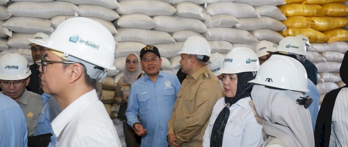 Wali Kota Makassar, Munafri Arifuddin, hadir langsung mendampingi Ketua Komisi IV DPR RI, Siti Hediati Soeharto, bersama rombongan saat melakukan kunjungan kerja di Kompleks Pergudangan Panaikang, Perum Bulog Makassar, Senin, 11 Agustus 2025.
Wali Kota Makassar, Munafri Arifuddin, hadir langsung mendampingi Ketua Komisi IV DPR RI, Siti Hediati Soeharto, bersama rombongan saat melakukan kunjungan kerja di Kompleks Pergudangan Panaikang, Perum Bulog Makassar, Senin, 11 Agustus 2025.