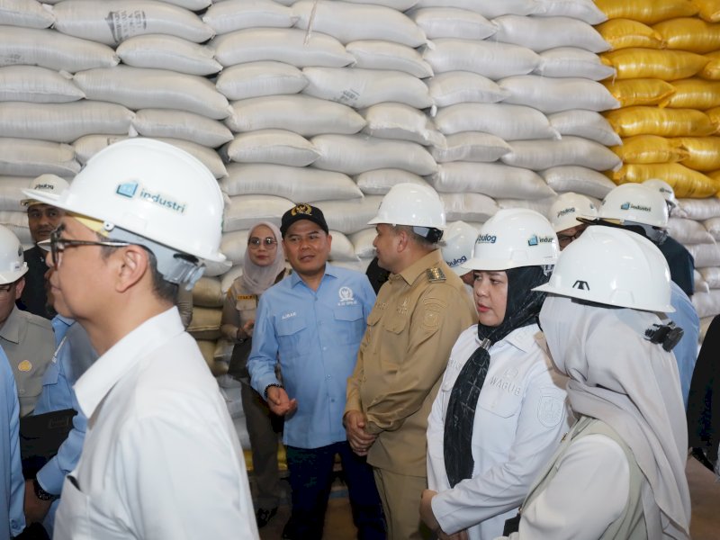 Titik Soeharto dan Munafri Tinjau Gudang dan Pengolahan Beras di Makassar