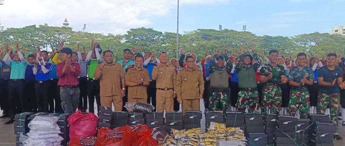 Sebanyak 70 anggota Paskibraka resmi menerima seragam dan perlengkapan lengkap dari Pemkot, sebagai bekal selama masa latihan hingga pelaksanaan upacara 17 Agustus mendatang. 
