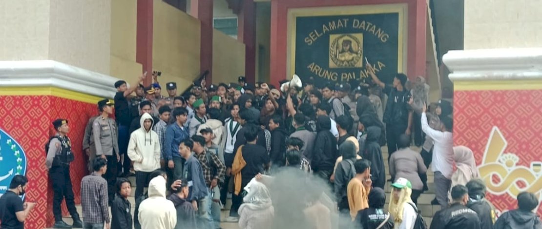 Pajak Naik Drastis, Ratusan Mahasiswa Kepung Kantor Bupati Bone