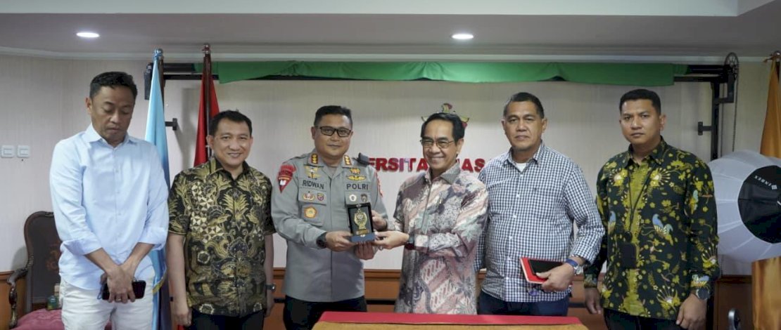 Komandan Satuan (Dansat) Brimob Polda Sulawesi Selatan, Kombes Pol. Muhammad Ridwan, S.I.K., M.H., melakukan kunjungan silaturahmi ke Kampus Universitas Hasanuddin (Unhas), Rabu (13/8/2025).