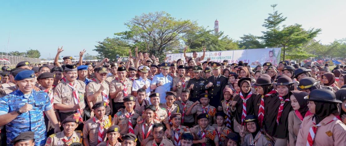 Gubernur Sulsel Andi Sudirman Sulaiman menjadi pembina upacara peringatan Hari Pramuka ke-64 tingkat Kwartir Daerah (Kwarda) Provinsi Sulsel, yang digelar di Perkemahan Kawasan Center Point of Indonesia (CPI), Kota Makassar, Kamis, 14 Agustus 2025.
