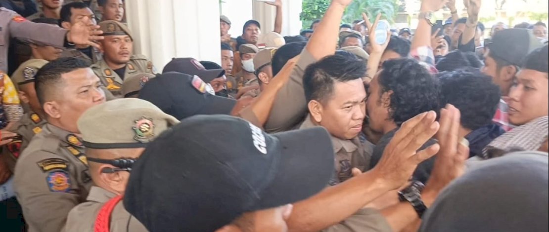 Aksi demonstrasi puluhan mahasiswa di Kabupaten Bone, Kamis, 14 Agustus 2025, berlangsung ricuh. 