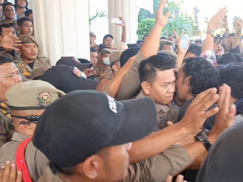 Massa Aksi Tolak Kenaikan PBB di Bone Bentrok dengan Personel Satpol PP dan Polisi