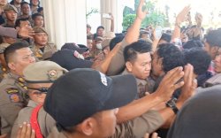 Massa Aksi Tolak Kenaikan PBB di Bone Bentrok dengan Personel Satpol PP dan Polisi