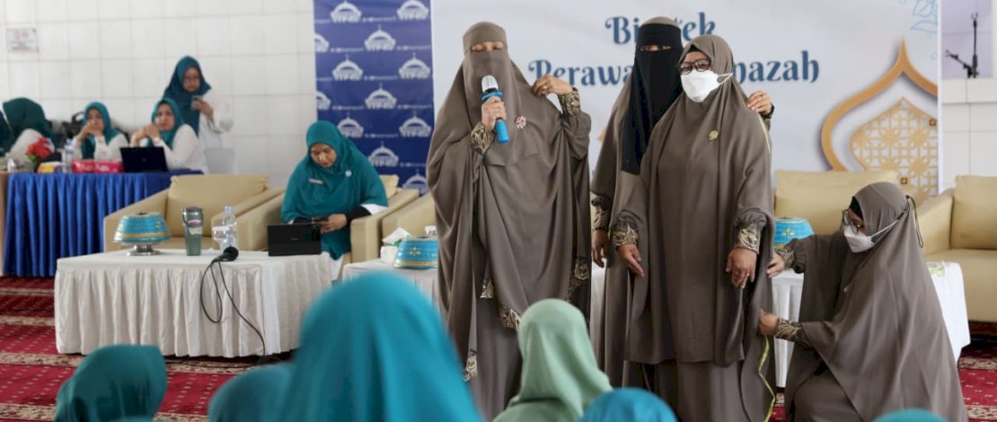 PKK Kota Makassar menggelar bimbingan teknis (bimtek) perawatan jenazah bagi kader TP PKK dan kader pemandi jenazah se-Kota Makassar, di Masjid Agung 45 pada Kamis, 14 Agustus 2025.