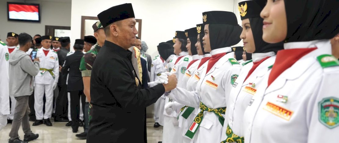 Bupati Luwu Timur, Irwan Bachri Syam, bersama Forum Koordinasi Pimpinan Daerah (Forkopimda) mengukuhkan 70 Pasukan Pengibar Bendera Pusaka (Paskibraka) Merah Putih Kabupaten Luwu Timur Tahun 2025, di Aula Awana Wisma Trans, Kamis, 14 Agustus 2025.