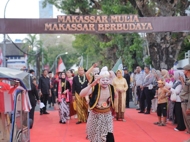 Warga Tumpah Ruah Saksikan Karnaval dan Ritual Adat di Makassar