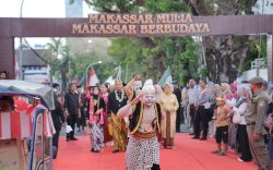 Warga Tumpah Ruah Saksikan Karnaval dan Ritual Adat di Makassar