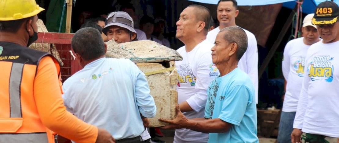 Bupati Luwu Timur Irwan Bachri Syam turun langsung membersihkan Pasar Sentral Malili bersama masyarakat usai Launching Jumat Bersih Juara, Jumat, 15 Agustus 2025.