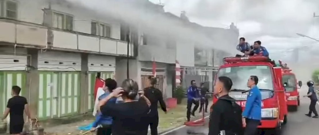 Api melahap tiga rumah yang berada di Kelurahan Bukaka, Kecamatan Tanete Riattang, Jumat, 15 Agustus 2025, sekitar pukul 10.10 WITA.