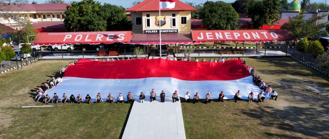 Polres Jeneponto berkolaborasi dengan Mahasiswa Pecinta Alam (Mapala) Universitas Bosowa (Unibos) Makassar membentangkan bendera Merah Putih berukuran raksasa, 25 x 16 meter, di halaman Mapolres Jeneponto, Jumat, 15 Agustus 2025, sekitar pukul 16.00 Wita.
