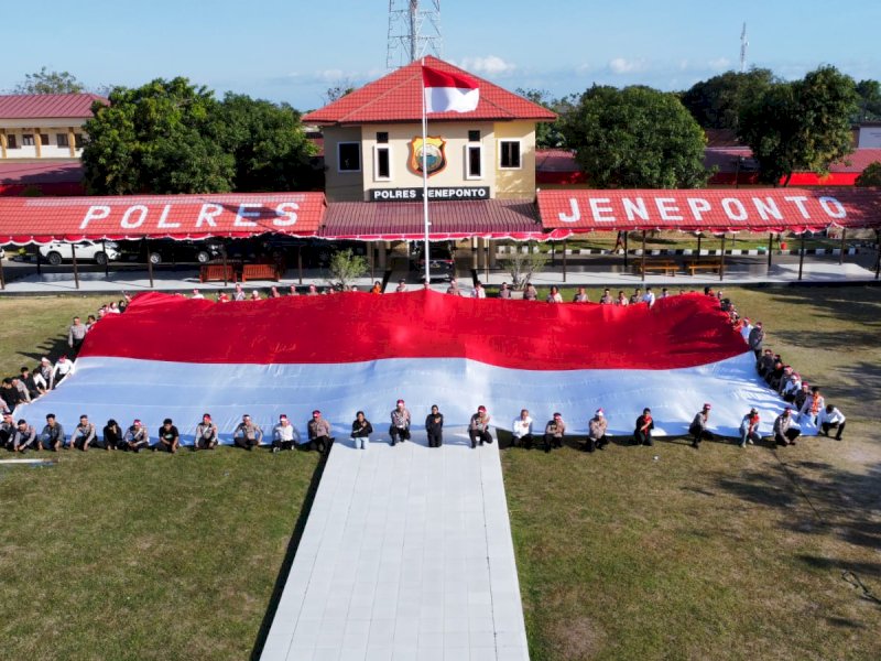 Sambut HUT Kemerdekaan RI, Polres Jeneponto dan Mapala Unibos Makassar Bentangkan Bendera Raksasa