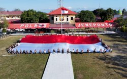 Sambut HUT Kemerdekaan RI, Polres Jeneponto dan Mapala Unibos Makassar Bentangkan Bendera Raksasa