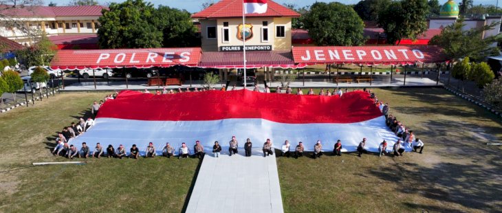 Sambut HUT Kemerdekaan RI, Polres Jeneponto dan Mapala Unibos Makassar Bentangkan Bendera Raksasa