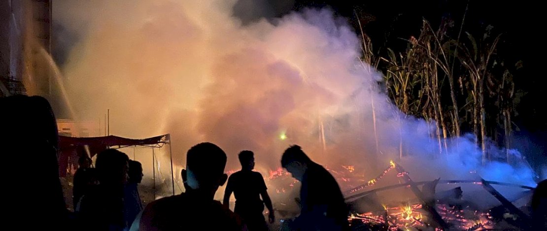 Sebuah rumah panggung milik warga bernama Sama (60) di Desa Paccing, Kecamatan Awangpone, Kabupaten Bone, ludes dilalap si jago merah pada Sabtu dini hari, 16 Agustus 2025, sekitar pukul 02.30 WITA.