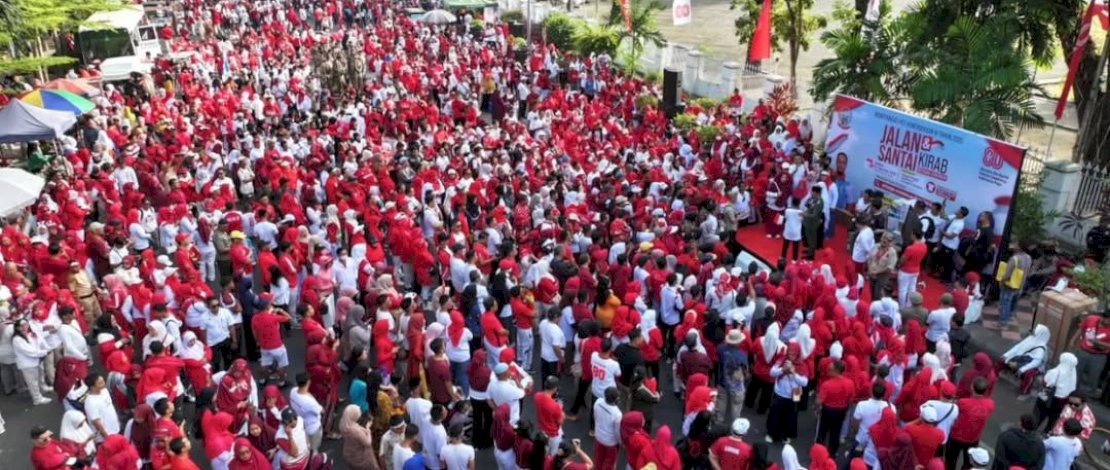 Puluhan ribu peserta jalan sehat dan kirab karnaval yang dipusatkan di depan Rumah Jabatan Gubernur Sulsel, Jl. Jenderal Sudirman, Makassar, Sabtu, 16 Agustus 2025. Puluhan ribu peserta jalan sehat dan kirab karnaval yang dipusatkan di depan Rumah Jabatan Gubernur Sulsel, Jl. Jenderal Sudirman, Makassar, Sabtu, 16 Agustus 2025.