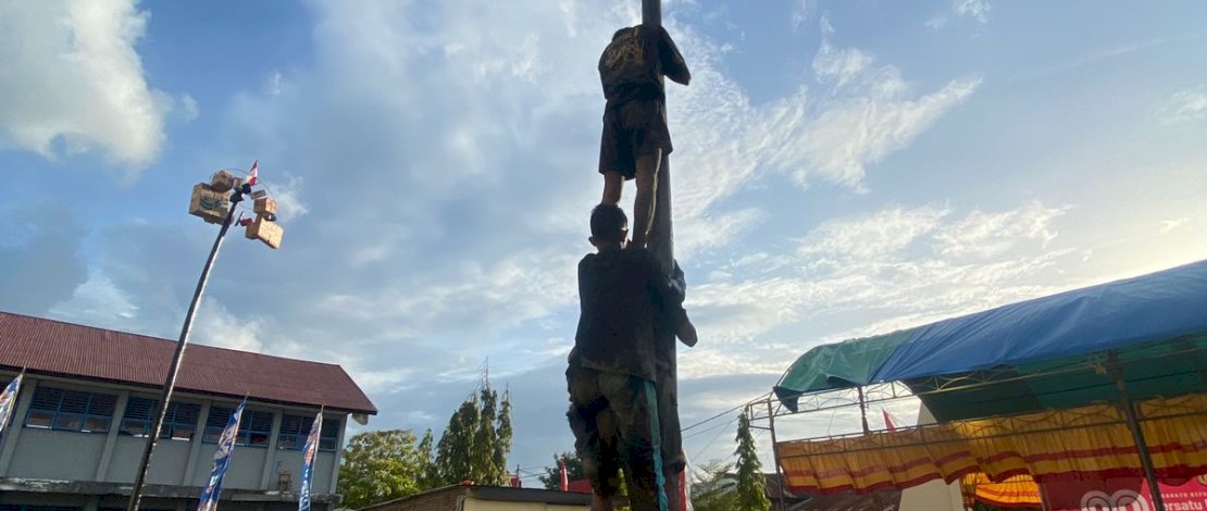 Warga antusias mengikuti lomba panjat pinang yang digelar Polres Kepulauan Selayar dalam rangka memperingati HUT Kemerdekaan RI. Warga antusias mengikuti lomba panjat pinang yang digelar Polres Kepulauan Selayar dalam rangka memperingati HUT Kemerdekaan RI.