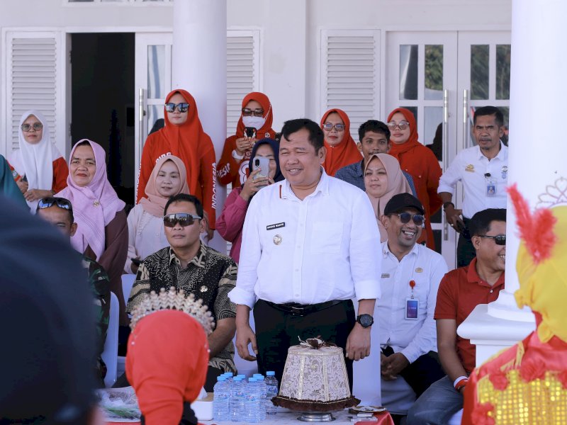 Meriah! Ribuan Warga Padati Lomba Gerak Jalan Indah dan Drum Band di Takalar