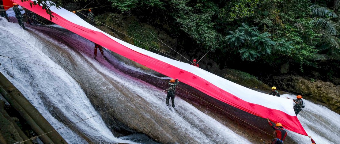 FOTO: Bendera Merah Putih Sepanjang 80 Meter Dibentangkan di Bantimurung Bulusaraung
