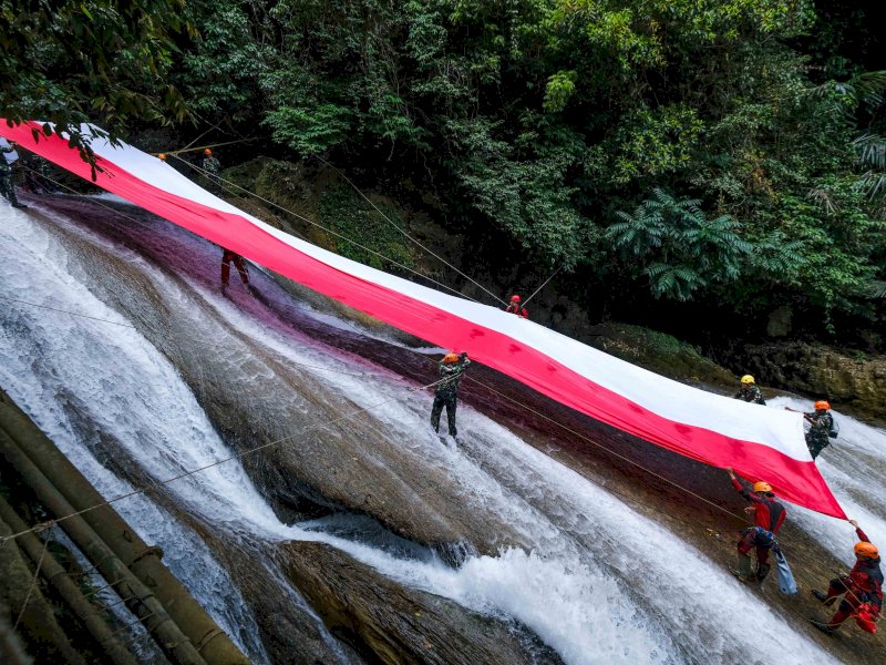 FOTO: Bendera Merah Putih Sepanjang 80 Meter Dibentangkan di Bantimurung Bulusaraung