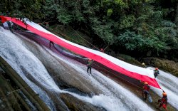FOTO: Bendera Merah Putih Sepanjang 80 Meter Dibentangkan di Bantimurung Bulusaraung