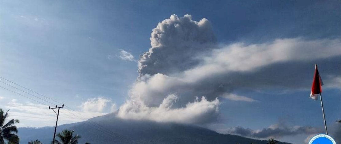 Gunung Lewotobi Laki-laki di Kabupaten Flores Timur, Nusa Tenggara Timur (NTT) mengalami erupsi, Senin, 18 Agustus 2025, pukul 07:23 WITA.