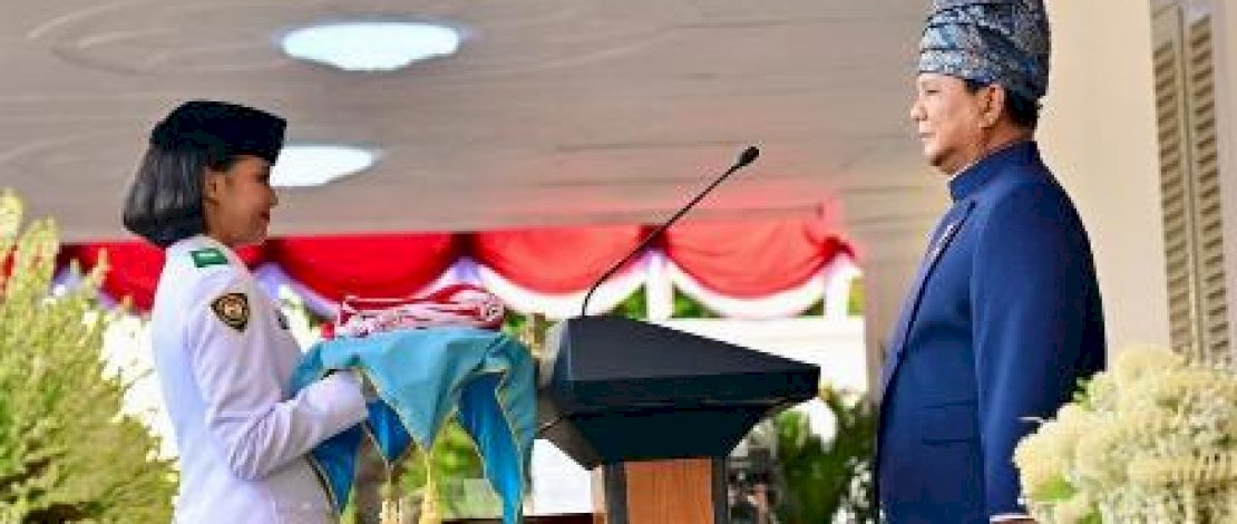 Aliah Sakira dipercaya sebagai pembawa baki pada upacara penurunan bendera Merah Putih dalam peringatan Hari Ulang Tahun (HUT) ke-80 Kemerdekaan Republik Indonesia di Istana Negara, Jakarta, Minggu, 17 Agustus 2025.
