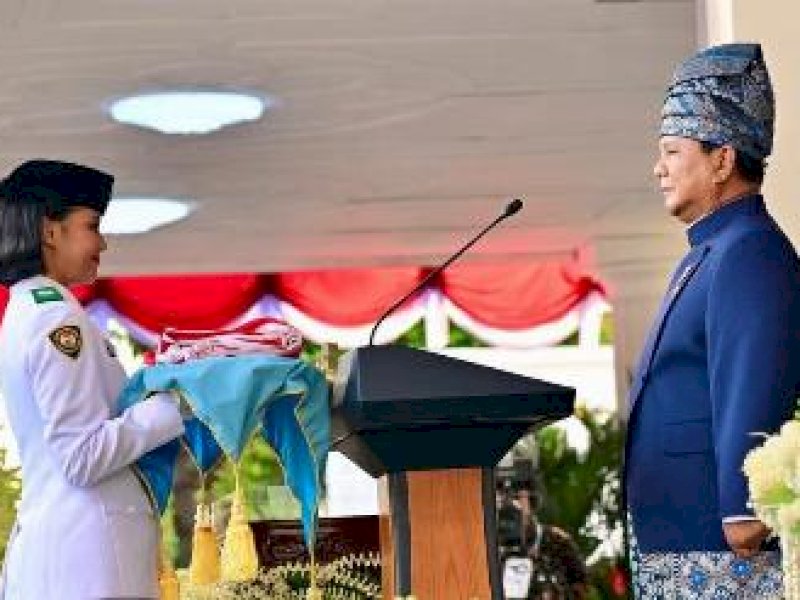 Perjalanan Aliah Sakira, Siswi SMAN 14 Makassar Pembawa Baki Penurunan Bendera di Istana Negara