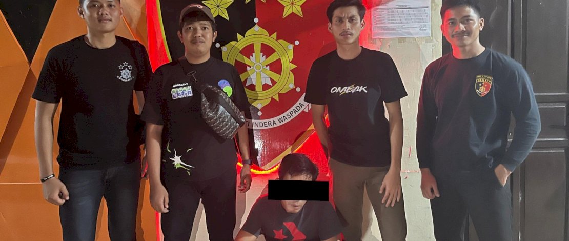 Salah satu pelaku pencurian kabel rumah sakit di Kepulauan Selayar saat ditangkap personel Satreskrim Polres Selayar.