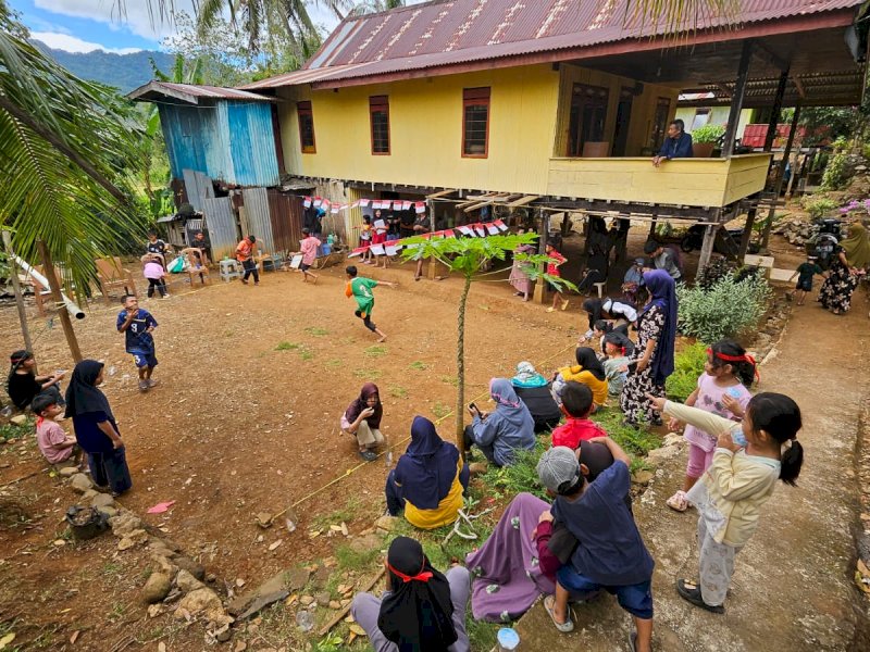 FOTO: Suasana Riuh Penuh Tawa, Warga Dusun Jambua Cenrana Larut dalam Lomba HUT RI ke 80