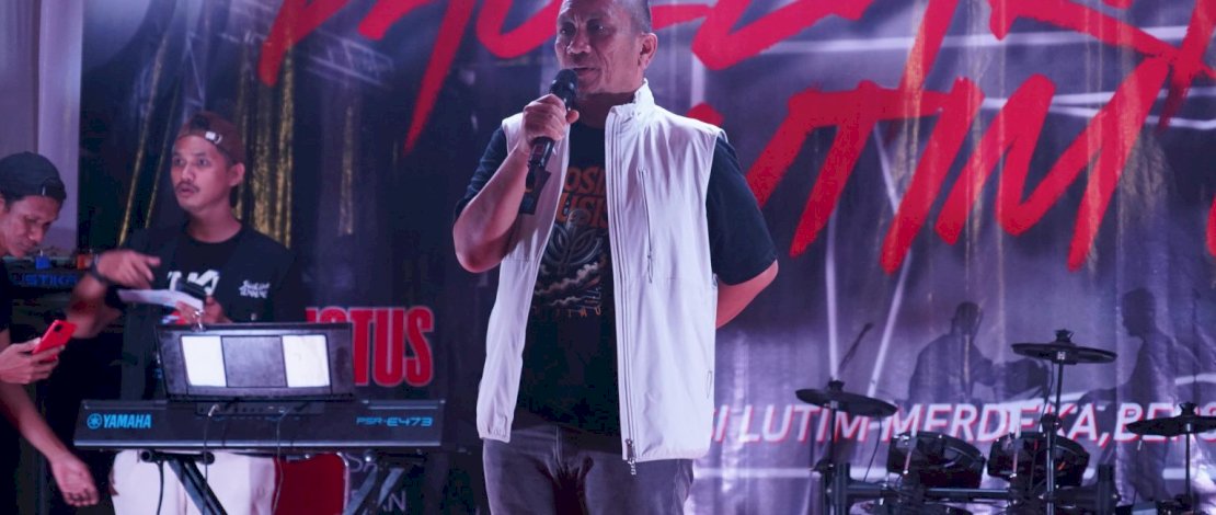 Bupati Luwu Timur, Irwan Bachri Syam, menghadiri pagelaran musik yang digelar di Lapangan Pendidikan, Desa Puncak Indah, Kecamatan Malili, Senin malam, 18 Agustus 2025.