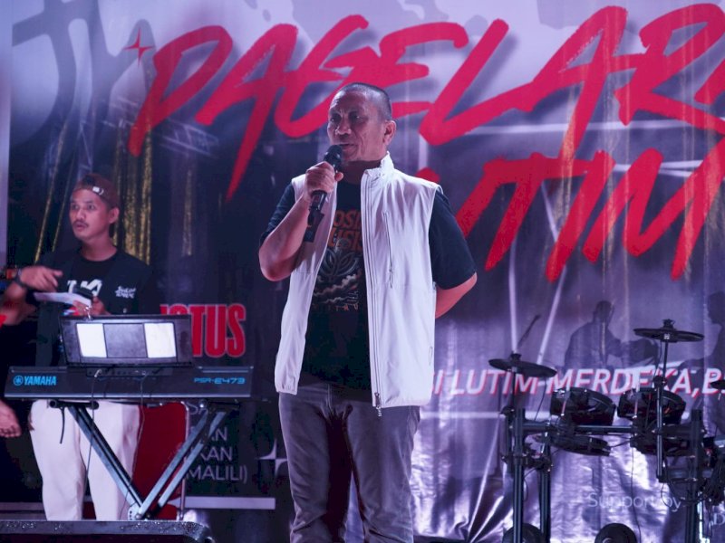 Pagelaran Musik Meriahkan HUT Kemerdekaan RI di Luwu Timur, Bupati Irwan Bachri Syam Duet Bareng Vokalis Cilik