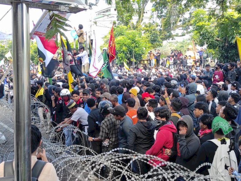 Demonstrasi Tolak Kenaikan Pajak di Bone Ricuh, Dua Polisi dan Tiga Satpol PP Terkena Lemparan Batu