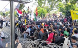 Demonstrasi Tolak Kenaikan Pajak di Bone Ricuh, Dua Polisi dan Tiga Satpol PP Terkena Lemparan Batu