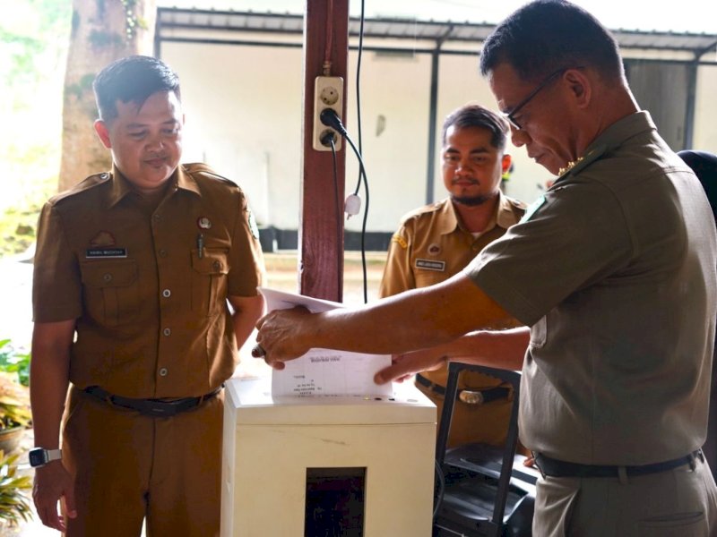Satpol PP Luwu Timur Musnahkan 4.760 Dokumen Inaktif