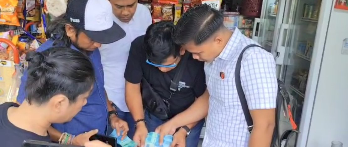 Polisi menyelidiki kasus uang palsu yang digunakan dua wanita melakukan top up Dana di Kabupaten Gowa.