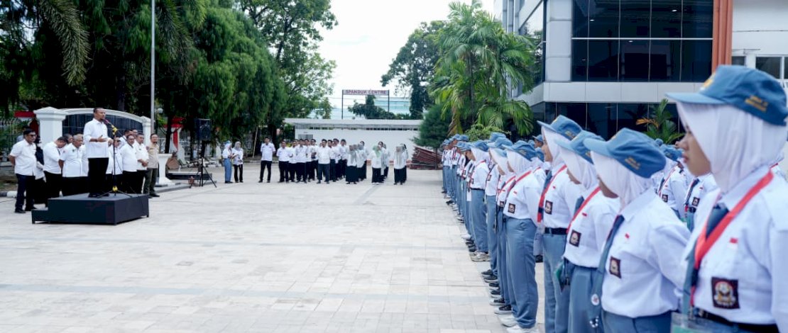 Gubernur Sulawesi Selatan, Andi Sudirman Sulaiman memimpin apel perdana siswa baru Sekolah Rakyat tingkat SMA yang digelar di halaman Kantor BPSDM Provinsi Sulsel, Rabu, 20 Agustus 2025.