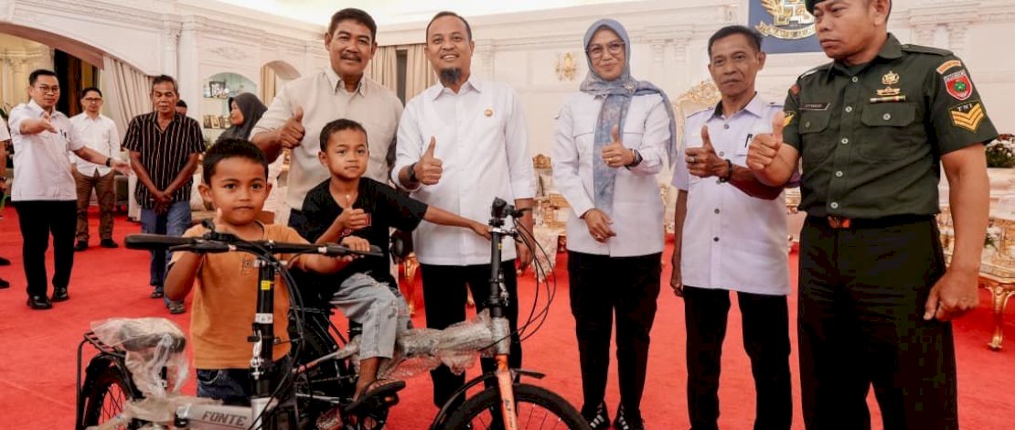 Bocah Viral Pemungut Sisa Kue di Gowa, Kini Bahagia Dapat Hadiah dari Gubernur Sulsel