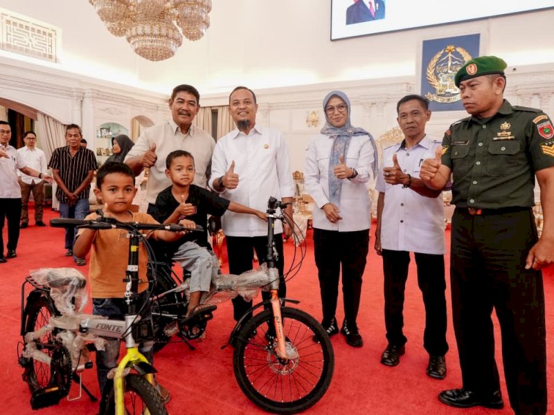 Bocah Viral Pemungut Sisa Kue di Gowa, Kini Bahagia Dapat Hadiah dari Gubernur Sulsel