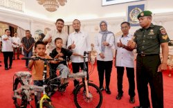 Bocah Viral Pemungut Sisa Kue di Gowa, Kini Bahagia Dapat Hadiah dari Gubernur Sulsel