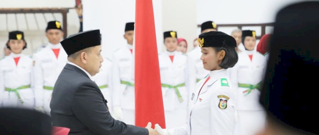 Wali Kota Makassar, Munafri Arifuddin mengukuhkan 70 orang pasukan pengibar bendera (Paskibraka) tingkat Kota Makassar, Jumat (15/8) di Baruga Anging Mammiri, Rumah Jabatan Wali Kota Makassar.